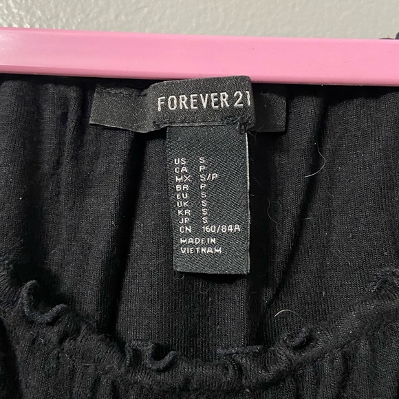 Off-Shoulder Ruffled Crop Top - Picture 2 of 4